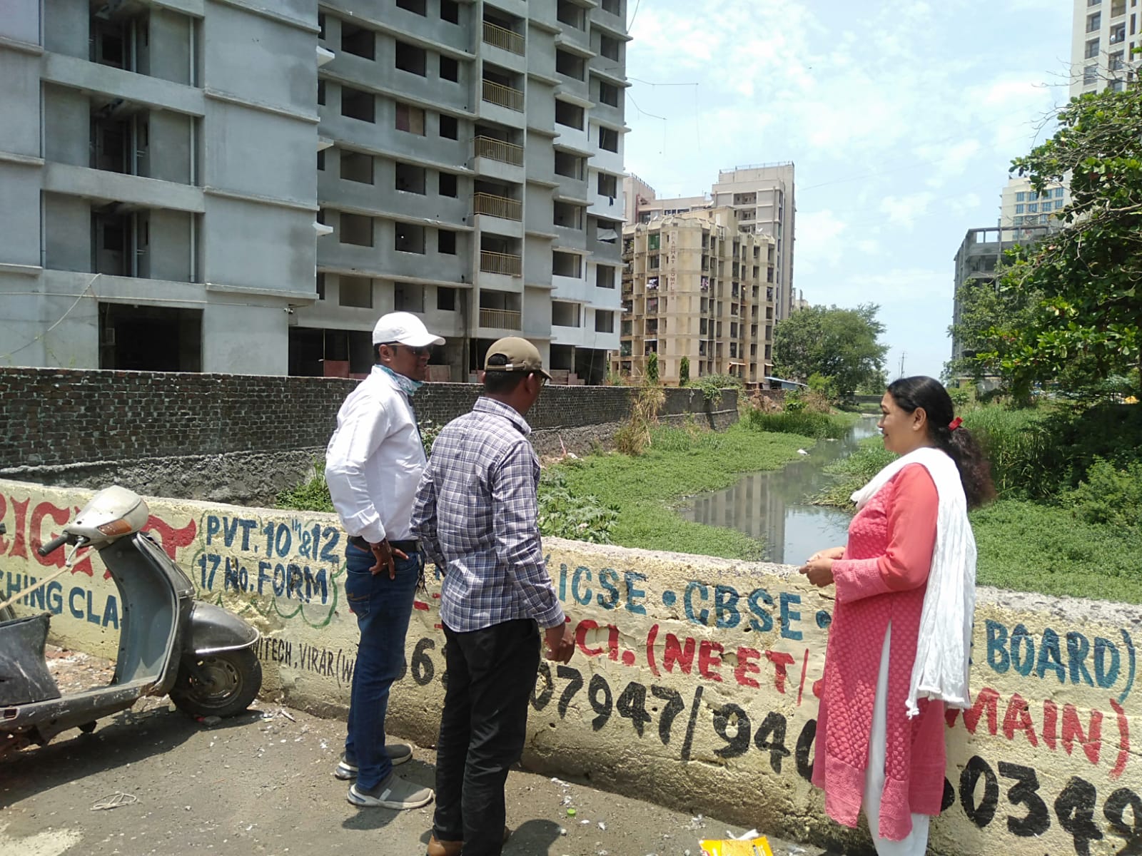 पावसाळा पूर्व नालेसफाईची माजी नगरसेविकेकडून पाहणी !