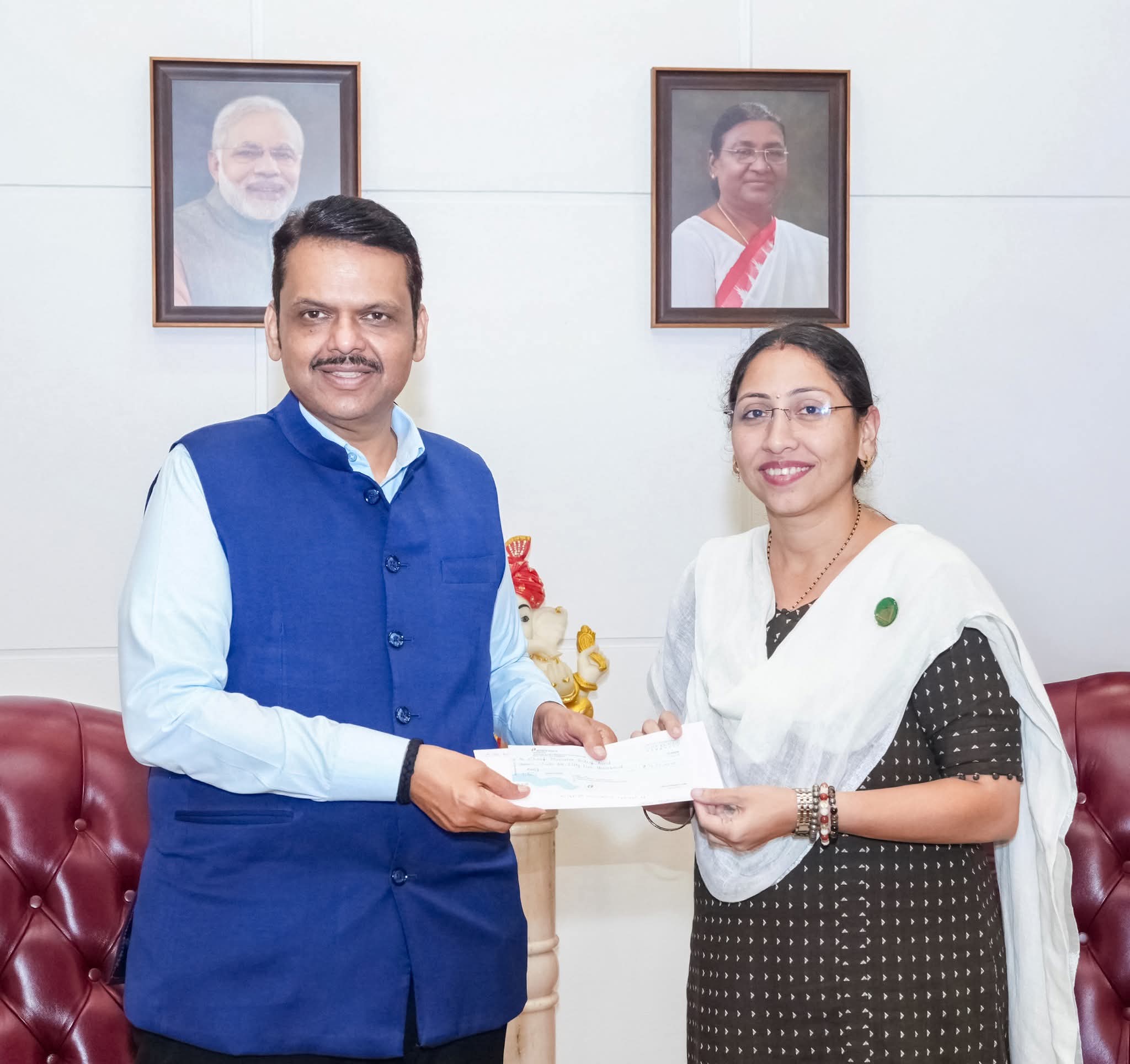 वसईच्या संघर्षकन्या आम. स्नेहाताई दुबे पंडित यांचेकडून “मुख्यमंत्री सहायता निधी”साठी रू.२ लाख ५५ हजार रुपये देणगीचा धनादेश सुपूर्द !